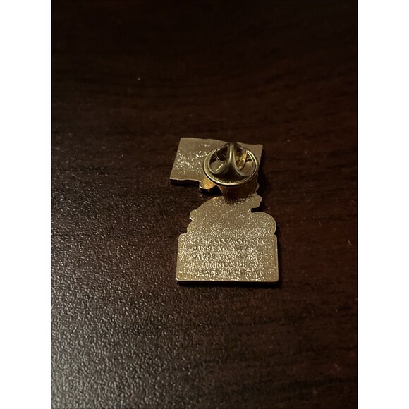 1994 USA‎ World Cup Coca-Cola Stryker Dog Mascot Cameroon Flag Lapel Hat Pin - Picture 3 of 3